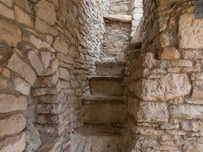 Dal piano terra saliamo e raggiungiamo quello che dal basso pareva un terrazzino